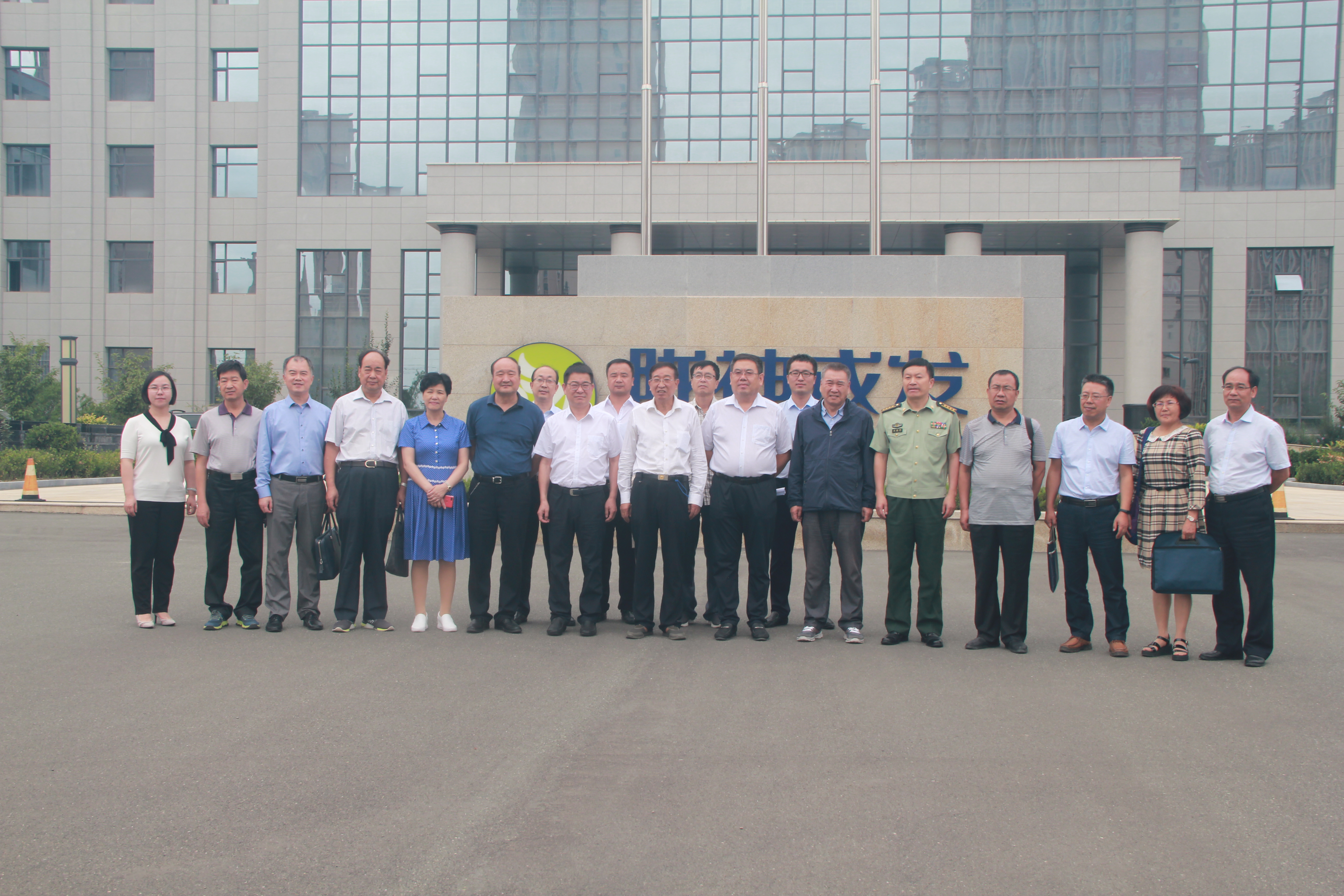 甘肅省政協(xié)副主席康國(guó)璽一行蒞臨隴神戎發(fā)參觀調(diào)研