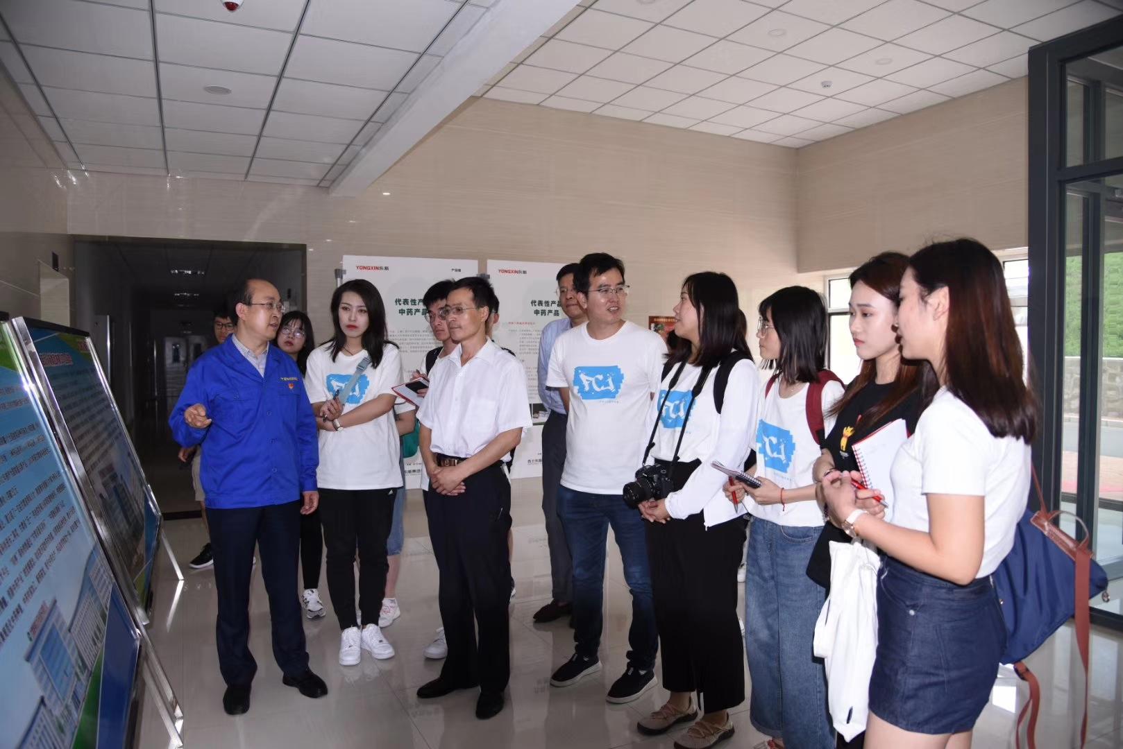 香港《大公報(bào)》記者、香港中文大學(xué)師生 走進(jìn)隴神戎發(fā)參觀學(xué)習(xí)