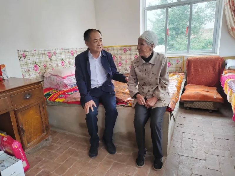 【幫扶新聞】甘肅藥業(yè)集團黨委書記、董事長周榮一行到安定區(qū)開展結(jié)對幫扶工作